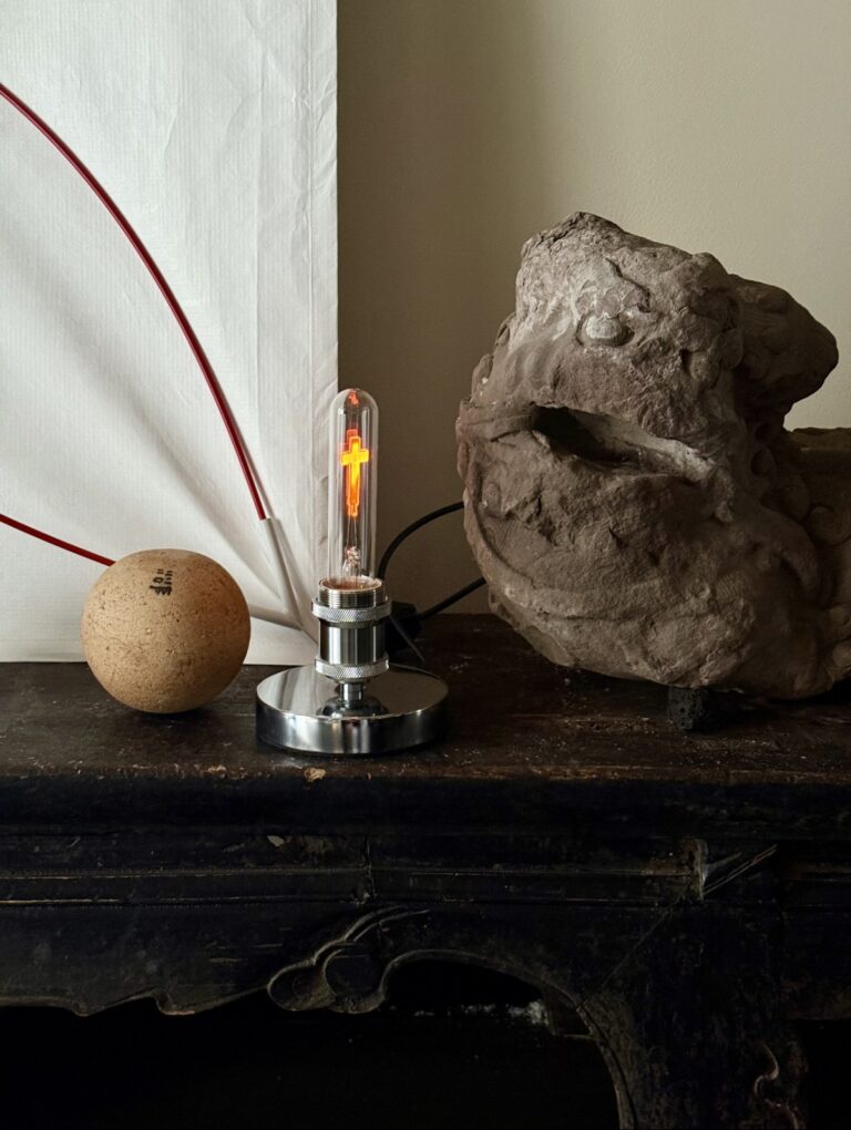 Retro Industrial Tube Table Lamp – Metal Base Desk Light with Cross-Shaped Glow